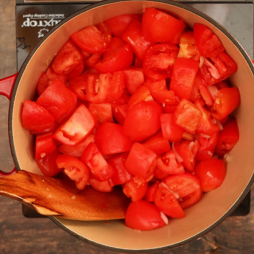 chop tomatoes in pot